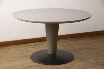 テーブルを綺麗に再生!天板の深い傷部分は埋め木加工。金属部分は既存の色味に合わせてのリタッチ。本体部分は剥離してご希望のお色味に合わせてステイン塗料にて仕上げ。