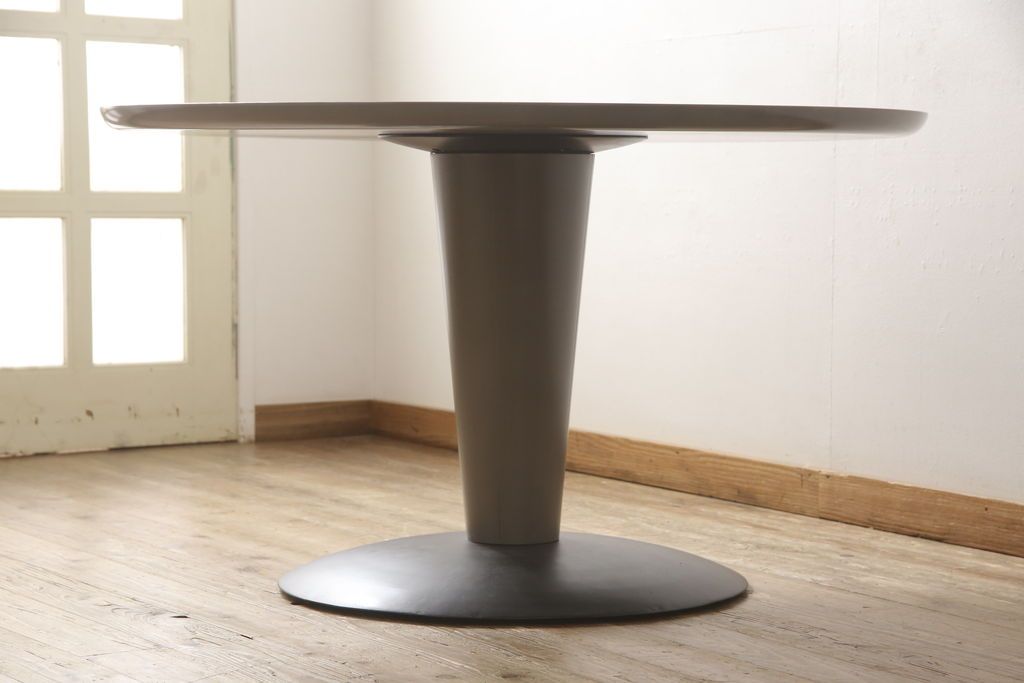 テーブルを綺麗に再生!天板の深い傷部分は埋め木加工。金属部分は既存の色味に合わせてのリタッチ。本体部分は剥離してご希望のお色味に合わせてステイン塗料にて仕上げ。