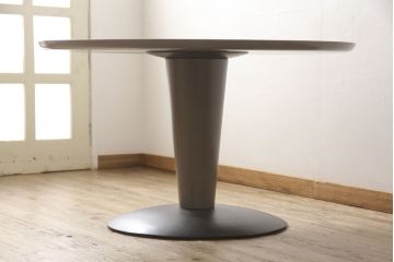 テーブルを綺麗に再生!天板の深い傷部分は埋め木加工。金属部分は既存の色味に合わせてのリタッチ。本体部分は剥離してご希望のお色味に合わせてステイン塗料にて仕上げ。