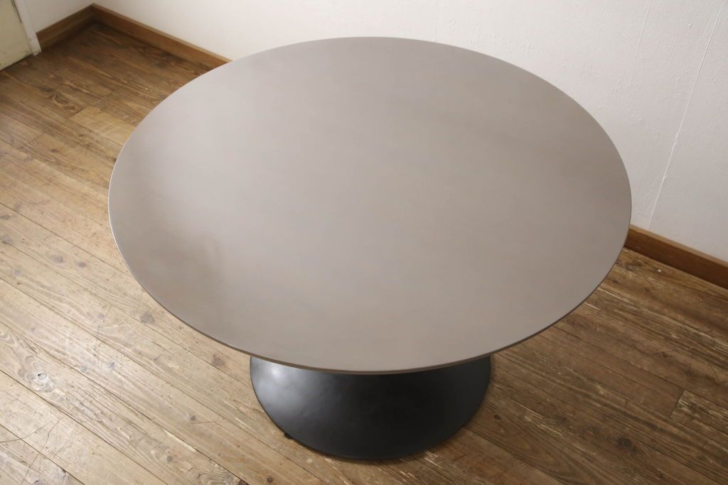 テーブルを綺麗に再生!天板の深い傷部分は埋め木加工。金属部分は既存の色味に合わせてのリタッチ。本体部分は剥離してご希望のお色味に合わせてステイン塗料にて仕上げ。