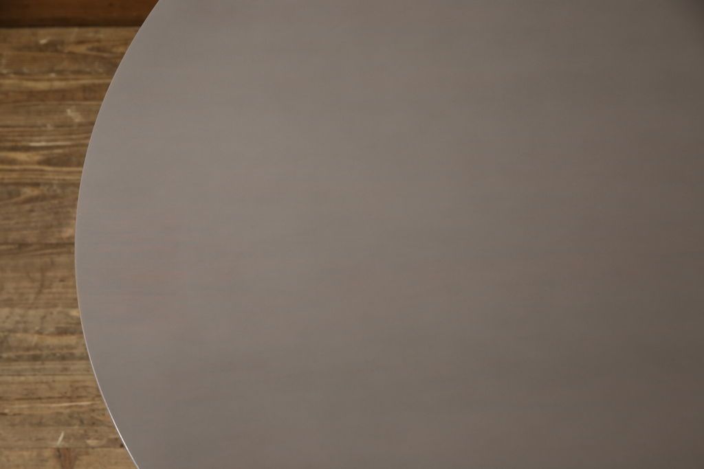 テーブルを綺麗に再生!天板の深い傷部分は埋め木加工。金属部分は既存の色味に合わせてのリタッチ。本体部分は剥離してご希望のお色味に合わせてステイン塗料にて仕上げ。