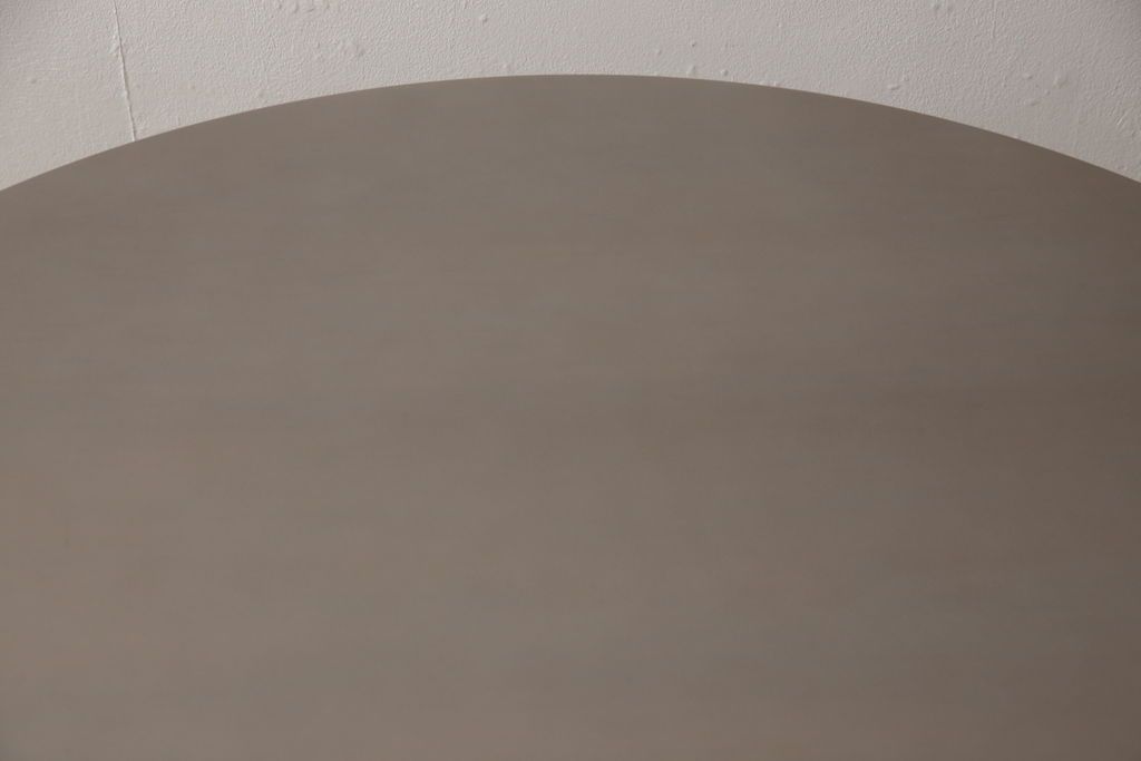 テーブルを綺麗に再生!天板の深い傷部分は埋め木加工。金属部分は既存の色味に合わせてのリタッチ。本体部分は剥離してご希望のお色味に合わせてステイン塗料にて仕上げ。