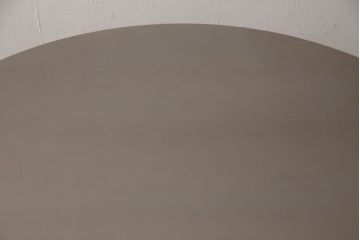 テーブルを綺麗に再生!天板の深い傷部分は埋め木加工。金属部分は既存の色味に合わせてのリタッチ。本体部分は剥離してご希望のお色味に合わせてステイン塗料にて仕上げ。