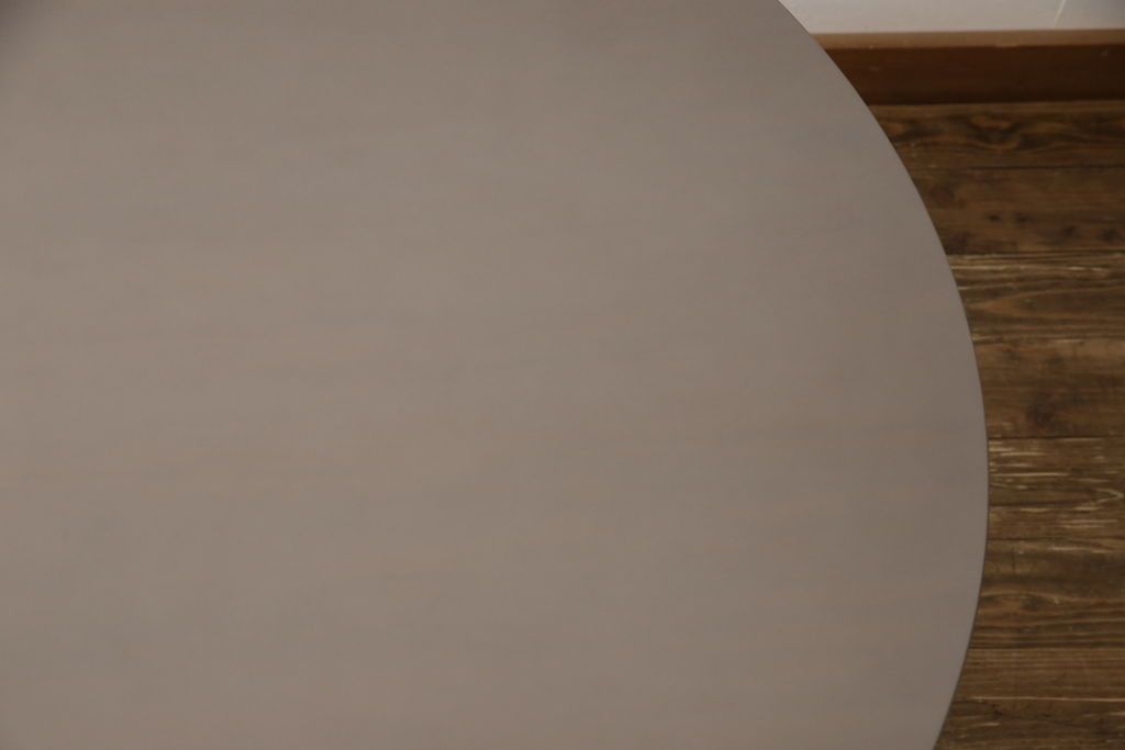 テーブルを綺麗に再生!天板の深い傷部分は埋め木加工。金属部分は既存の色味に合わせてのリタッチ。本体部分は剥離してご希望のお色味に合わせてステイン塗料にて仕上げ。