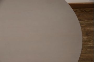 テーブルを綺麗に再生!天板の深い傷部分は埋め木加工。金属部分は既存の色味に合わせてのリタッチ。本体部分は剥離してご希望のお色味に合わせてステイン塗料にて仕上げ。