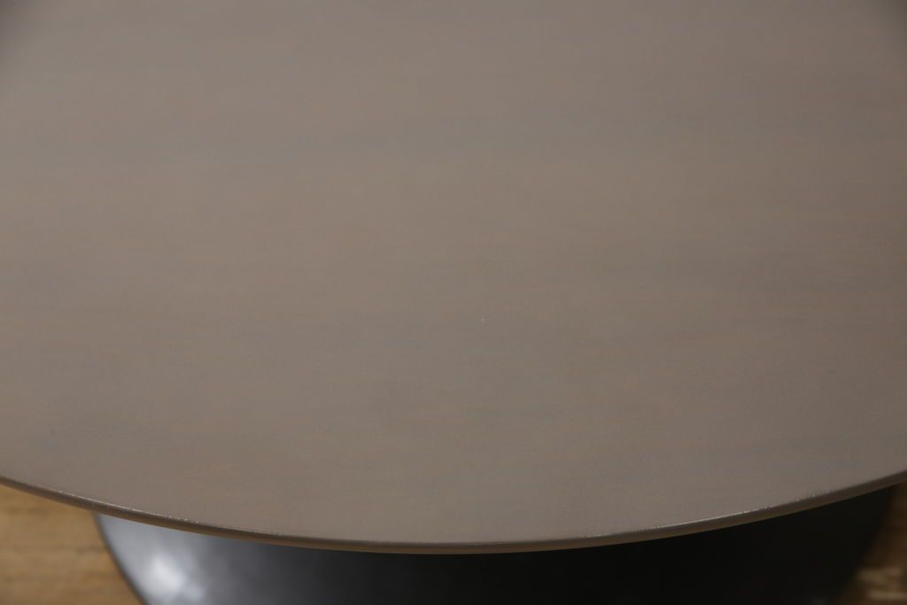 テーブルを綺麗に再生!天板の深い傷部分は埋め木加工。金属部分は既存の色味に合わせてのリタッチ。本体部分は剥離してご希望のお色味に合わせてステイン塗料にて仕上げ。