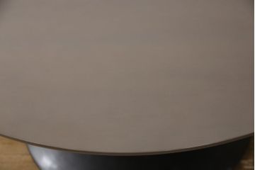 テーブルを綺麗に再生!天板の深い傷部分は埋め木加工。金属部分は既存の色味に合わせてのリタッチ。本体部分は剥離してご希望のお色味に合わせてステイン塗料にて仕上げ。