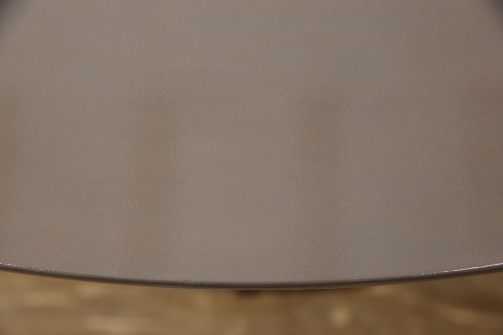 テーブルを綺麗に再生!天板の深い傷部分は埋め木加工。金属部分は既存の色味に合わせてのリタッチ。本体部分は剥離してご希望のお色味に合わせてステイン塗料にて仕上げ。