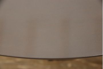 テーブルを綺麗に再生!天板の深い傷部分は埋め木加工。金属部分は既存の色味に合わせてのリタッチ。本体部分は剥離してご希望のお色味に合わせてステイン塗料にて仕上げ。