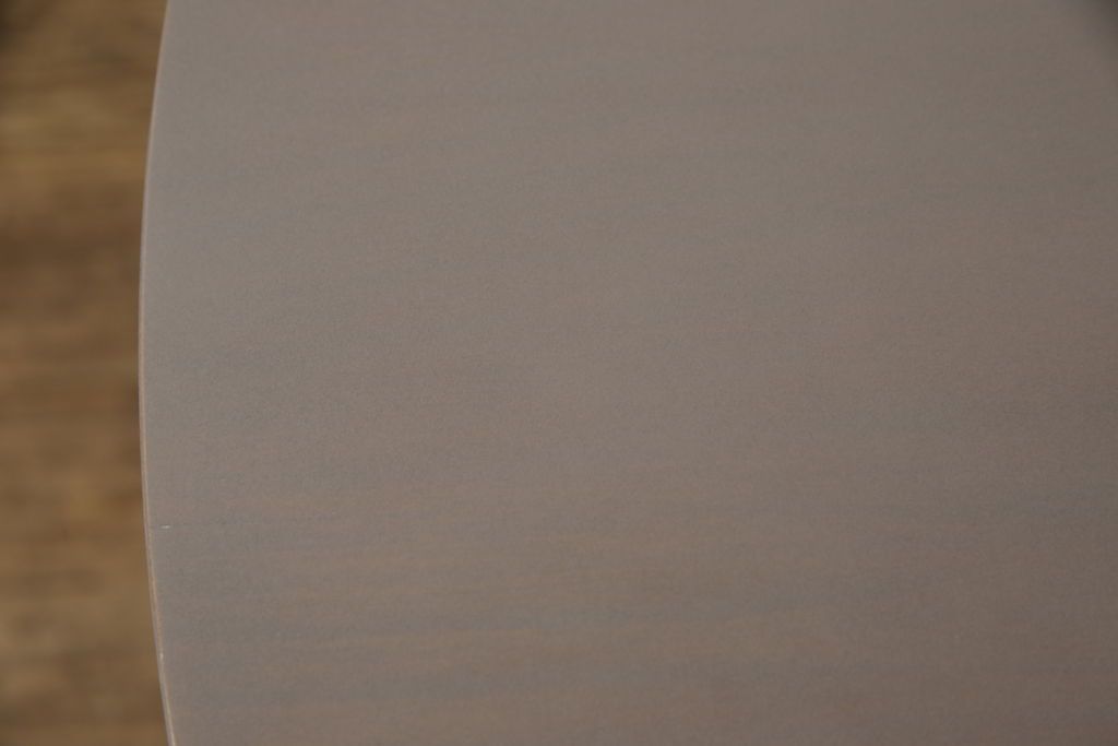 テーブルを綺麗に再生!天板の深い傷部分は埋め木加工。金属部分は既存の色味に合わせてのリタッチ。本体部分は剥離してご希望のお色味に合わせてステイン塗料にて仕上げ。