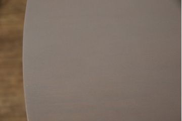 テーブルを綺麗に再生!天板の深い傷部分は埋め木加工。金属部分は既存の色味に合わせてのリタッチ。本体部分は剥離してご希望のお色味に合わせてステイン塗料にて仕上げ。