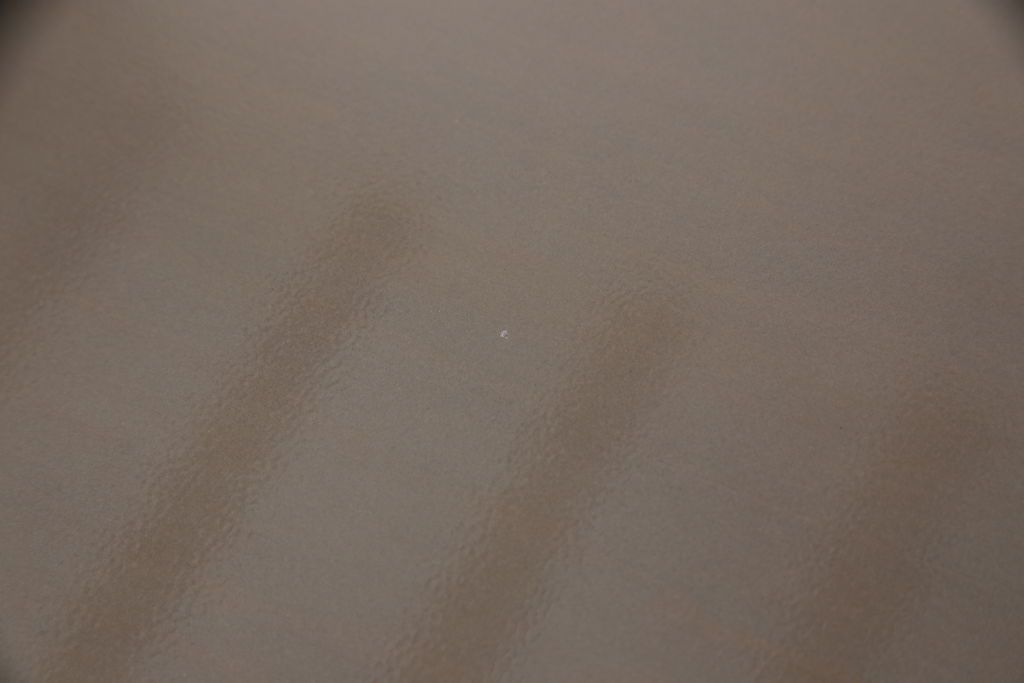 テーブルを綺麗に再生!天板の深い傷部分は埋め木加工。金属部分は既存の色味に合わせてのリタッチ。本体部分は剥離してご希望のお色味に合わせてステイン塗料にて仕上げ。