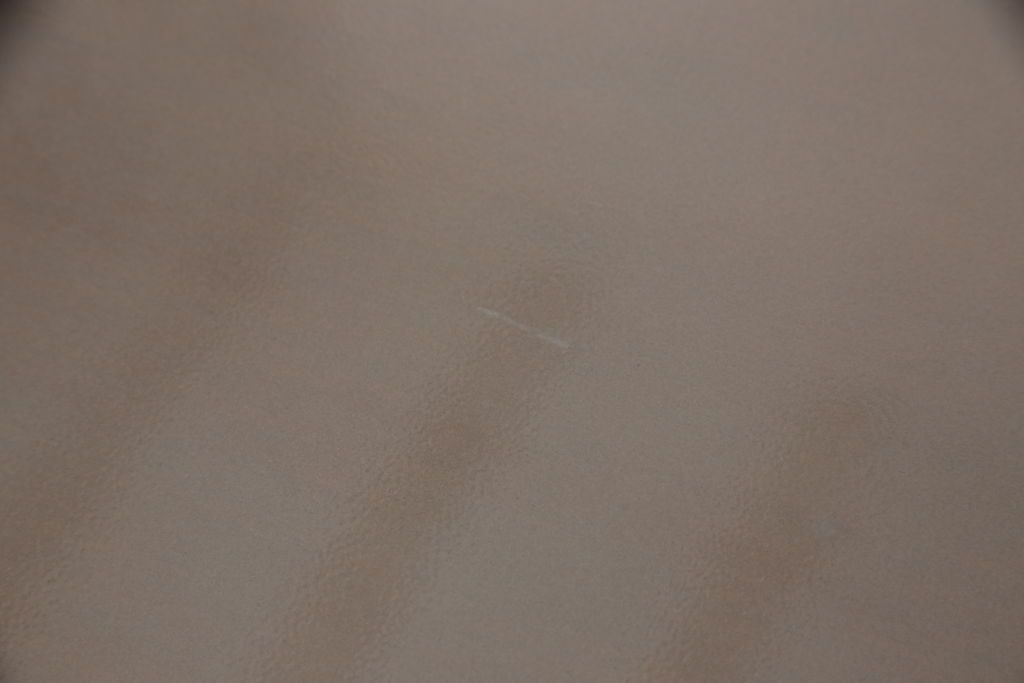 テーブルを綺麗に再生!天板の深い傷部分は埋め木加工。金属部分は既存の色味に合わせてのリタッチ。本体部分は剥離してご希望のお色味に合わせてステイン塗料にて仕上げ。