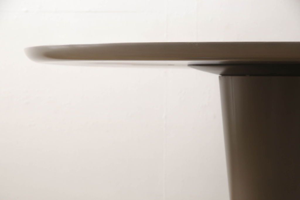 テーブルを綺麗に再生!天板の深い傷部分は埋め木加工。金属部分は既存の色味に合わせてのリタッチ。本体部分は剥離してご希望のお色味に合わせてステイン塗料にて仕上げ。