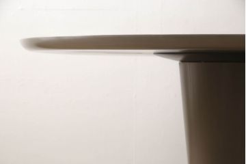 テーブルを綺麗に再生!天板の深い傷部分は埋め木加工。金属部分は既存の色味に合わせてのリタッチ。本体部分は剥離してご希望のお色味に合わせてステイン塗料にて仕上げ。