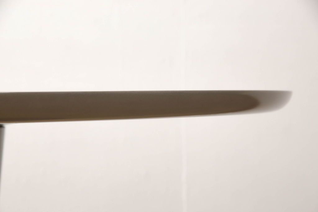 テーブルを綺麗に再生!天板の深い傷部分は埋め木加工。金属部分は既存の色味に合わせてのリタッチ。本体部分は剥離してご希望のお色味に合わせてステイン塗料にて仕上げ。