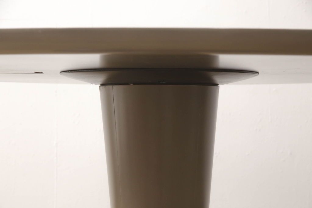 テーブルを綺麗に再生!天板の深い傷部分は埋め木加工。金属部分は既存の色味に合わせてのリタッチ。本体部分は剥離してご希望のお色味に合わせてステイン塗料にて仕上げ。