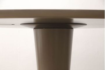 テーブルを綺麗に再生!天板の深い傷部分は埋め木加工。金属部分は既存の色味に合わせてのリタッチ。本体部分は剥離してご希望のお色味に合わせてステイン塗料にて仕上げ。