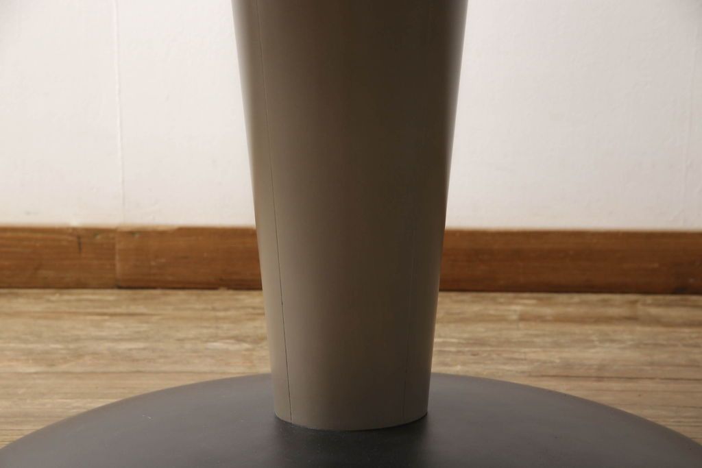 テーブルを綺麗に再生!天板の深い傷部分は埋め木加工。金属部分は既存の色味に合わせてのリタッチ。本体部分は剥離してご希望のお色味に合わせてステイン塗料にて仕上げ。