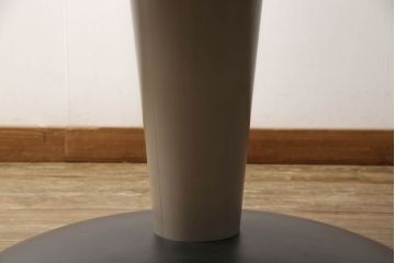 テーブルを綺麗に再生!天板の深い傷部分は埋め木加工。金属部分は既存の色味に合わせてのリタッチ。本体部分は剥離してご希望のお色味に合わせてステイン塗料にて仕上げ。