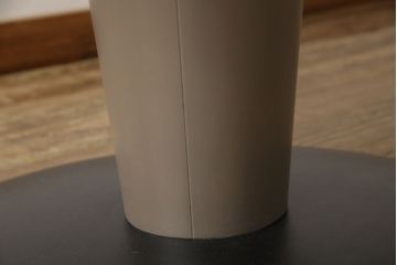 テーブルを綺麗に再生!天板の深い傷部分は埋め木加工。金属部分は既存の色味に合わせてのリタッチ。本体部分は剥離してご希望のお色味に合わせてステイン塗料にて仕上げ。