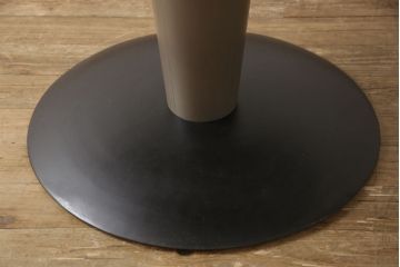 テーブルを綺麗に再生!天板の深い傷部分は埋め木加工。金属部分は既存の色味に合わせてのリタッチ。本体部分は剥離してご希望のお色味に合わせてステイン塗料にて仕上げ。