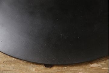 テーブルを綺麗に再生!天板の深い傷部分は埋め木加工。金属部分は既存の色味に合わせてのリタッチ。本体部分は剥離してご希望のお色味に合わせてステイン塗料にて仕上げ。