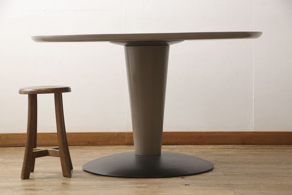 テーブルを綺麗に再生!天板の深い傷部分は埋め木加工。金属部分は既存の色味に合わせてのリタッチ。本体部分は剥離してご希望のお色味に合わせてステイン塗料にて仕上げ。