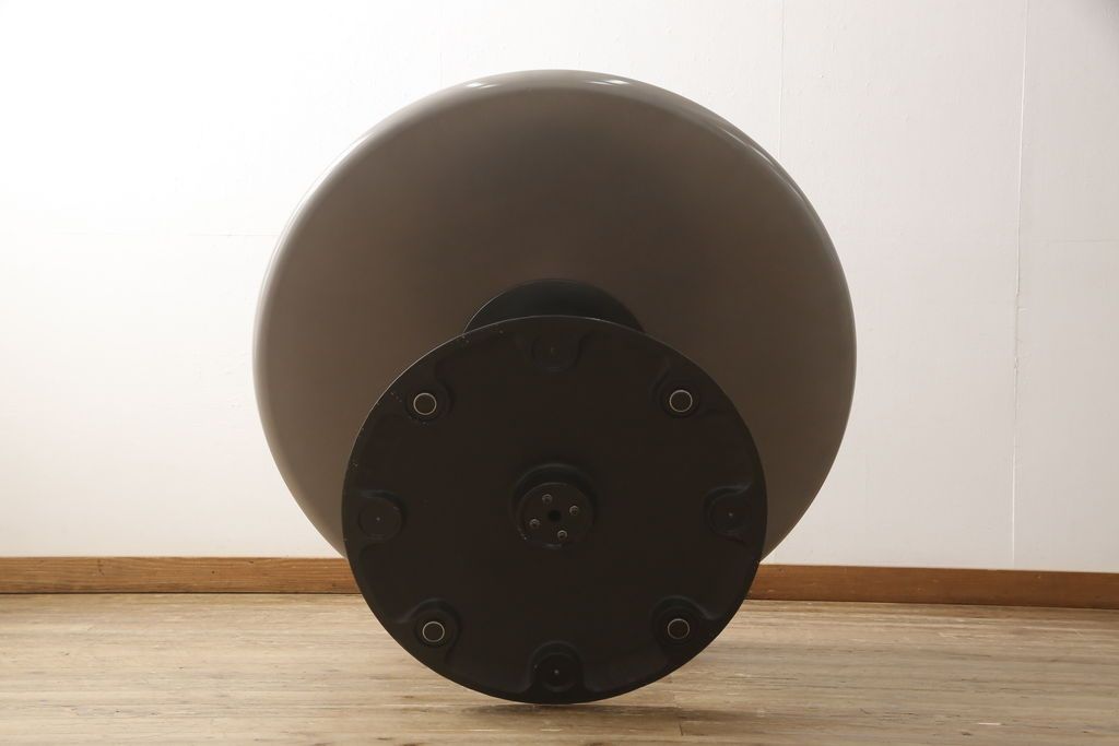 テーブルを綺麗に再生!天板の深い傷部分は埋め木加工。金属部分は既存の色味に合わせてのリタッチ。本体部分は剥離してご希望のお色味に合わせてステイン塗料にて仕上げ。