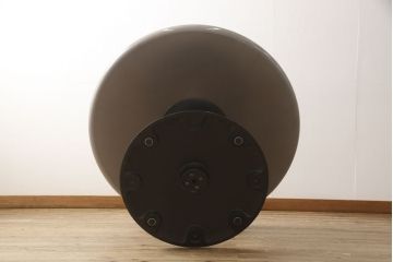 テーブルを綺麗に再生!天板の深い傷部分は埋め木加工。金属部分は既存の色味に合わせてのリタッチ。本体部分は剥離してご希望のお色味に合わせてステイン塗料にて仕上げ。