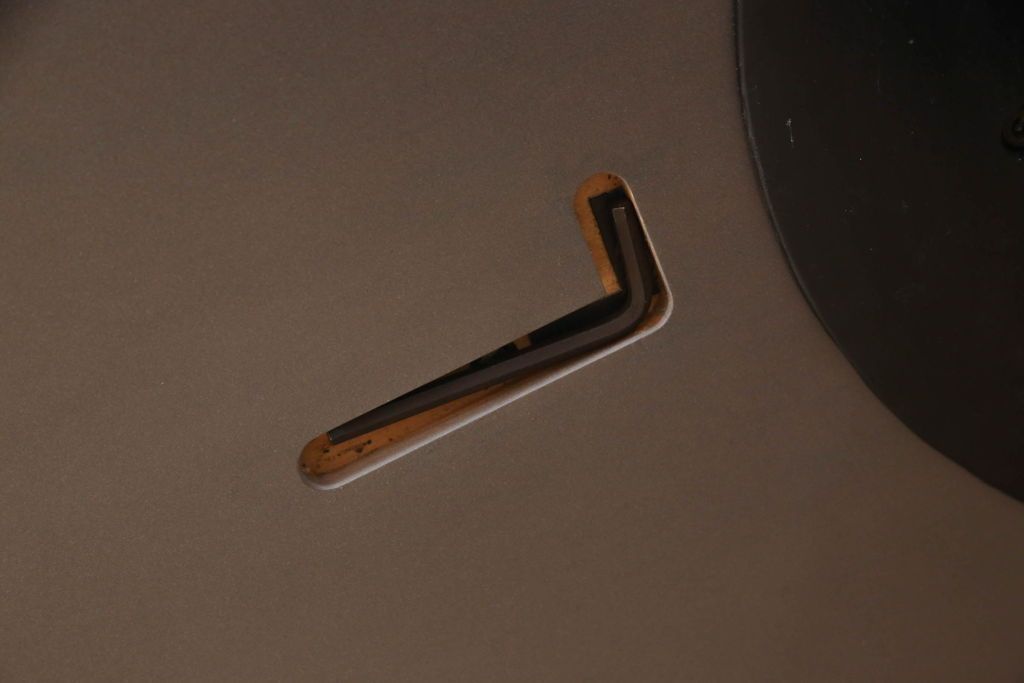 テーブルを綺麗に再生!天板の深い傷部分は埋め木加工。金属部分は既存の色味に合わせてのリタッチ。本体部分は剥離してご希望のお色味に合わせてステイン塗料にて仕上げ。