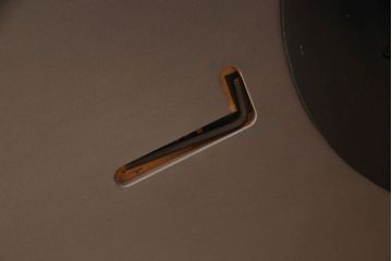 テーブルを綺麗に再生!天板の深い傷部分は埋め木加工。金属部分は既存の色味に合わせてのリタッチ。本体部分は剥離してご希望のお色味に合わせてステイン塗料にて仕上げ。