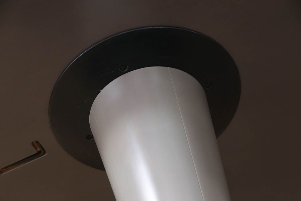 テーブルを綺麗に再生!天板の深い傷部分は埋め木加工。金属部分は既存の色味に合わせてのリタッチ。本体部分は剥離してご希望のお色味に合わせてステイン塗料にて仕上げ。