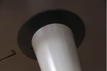 テーブルを綺麗に再生!天板の深い傷部分は埋め木加工。金属部分は既存の色味に合わせてのリタッチ。本体部分は剥離してご希望のお色味に合わせてステイン塗料にて仕上げ。