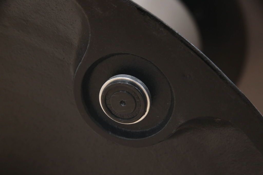 テーブルを綺麗に再生!天板の深い傷部分は埋め木加工。金属部分は既存の色味に合わせてのリタッチ。本体部分は剥離してご希望のお色味に合わせてステイン塗料にて仕上げ。