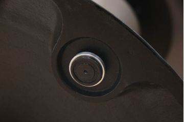 テーブルを綺麗に再生!天板の深い傷部分は埋め木加工。金属部分は既存の色味に合わせてのリタッチ。本体部分は剥離してご希望のお色味に合わせてステイン塗料にて仕上げ。