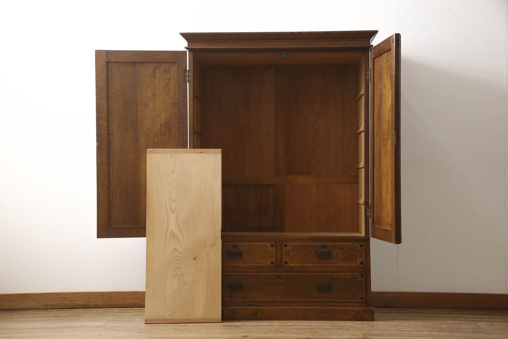 ワードローブを綺麗に再生!修繕箇所は本体と馴染ませ、本体は現状ベースに着色。