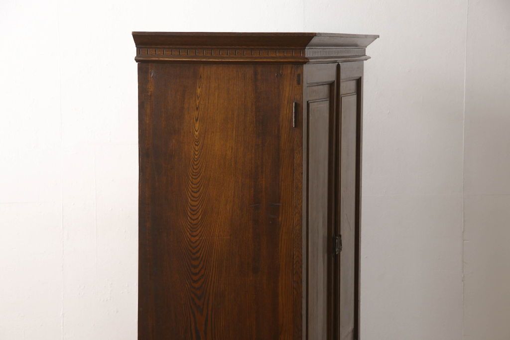 ワードローブを綺麗に再生!修繕箇所は本体と馴染ませ、本体は現状ベースに着色。