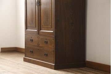 ワードローブを綺麗に再生!修繕箇所は本体と馴染ませ、本体は現状ベースに着色。