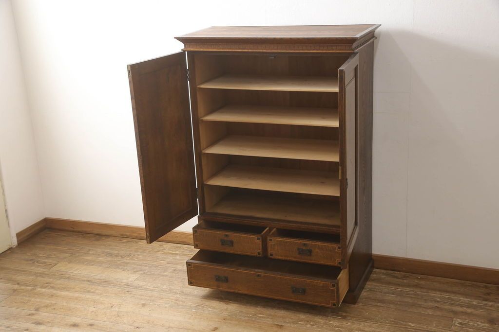 ワードローブを綺麗に再生!修繕箇所は本体と馴染ませ、本体は現状ベースに着色。