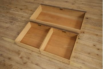 ワードローブを綺麗に再生!修繕箇所は本体と馴染ませ、本体は現状ベースに着色。