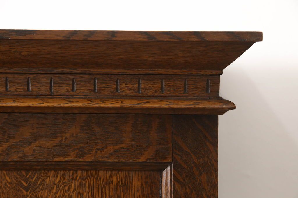 ワードローブを綺麗に再生!修繕箇所は本体と馴染ませ、本体は現状ベースに着色。