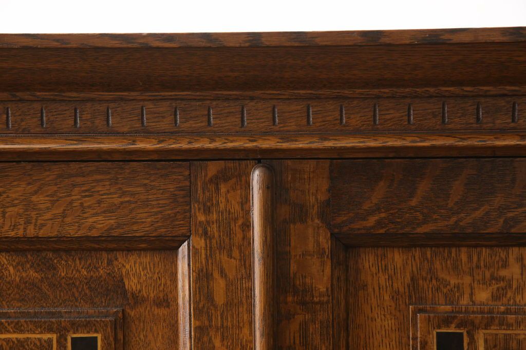 ワードローブを綺麗に再生!修繕箇所は本体と馴染ませ、本体は現状ベースに着色。