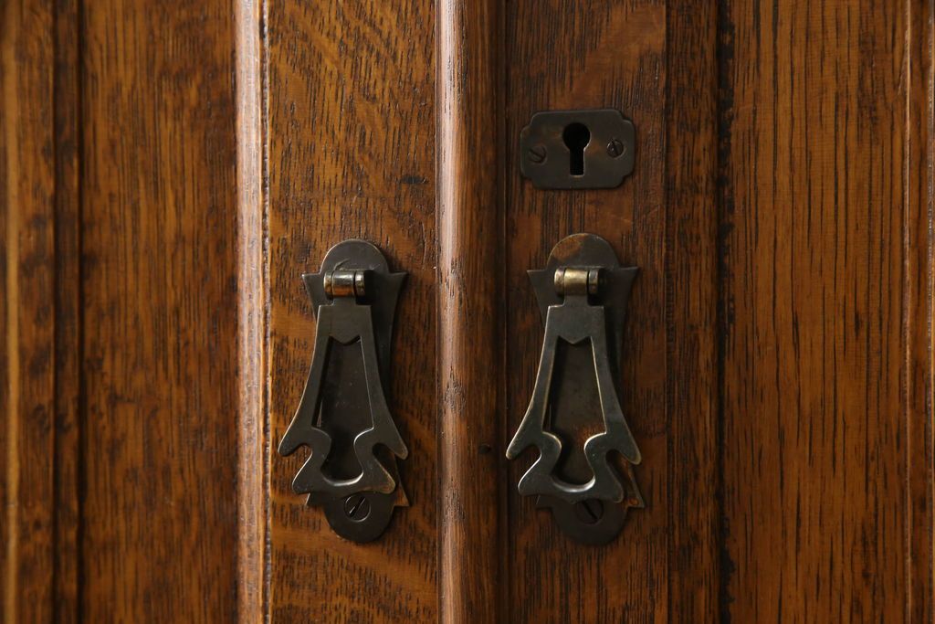 ワードローブを綺麗に再生!修繕箇所は本体と馴染ませ、本体は現状ベースに着色。