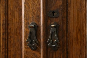 ワードローブを綺麗に再生!修繕箇所は本体と馴染ませ、本体は現状ベースに着色。