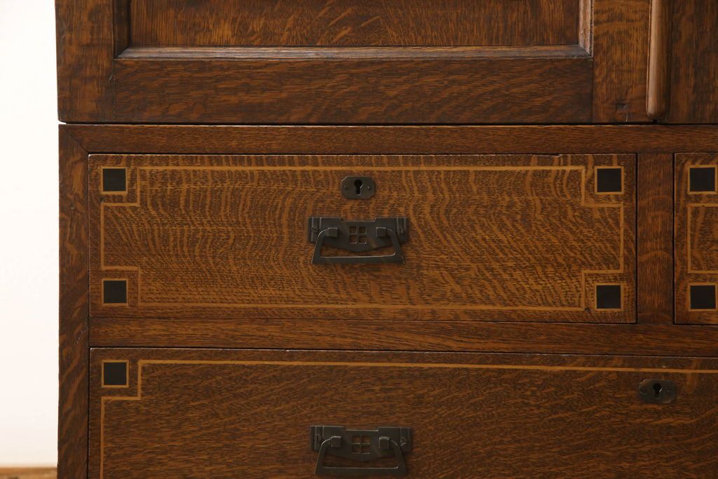 ワードローブを綺麗に再生!修繕箇所は本体と馴染ませ、本体は現状ベースに着色。