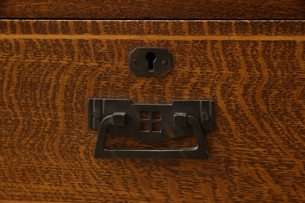 ワードローブを綺麗に再生!修繕箇所は本体と馴染ませ、本体は現状ベースに着色。