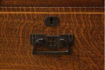 ワードローブを綺麗に再生!修繕箇所は本体と馴染ませ、本体は現状ベースに着色。