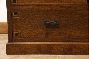 ワードローブを綺麗に再生!修繕箇所は本体と馴染ませ、本体は現状ベースに着色。