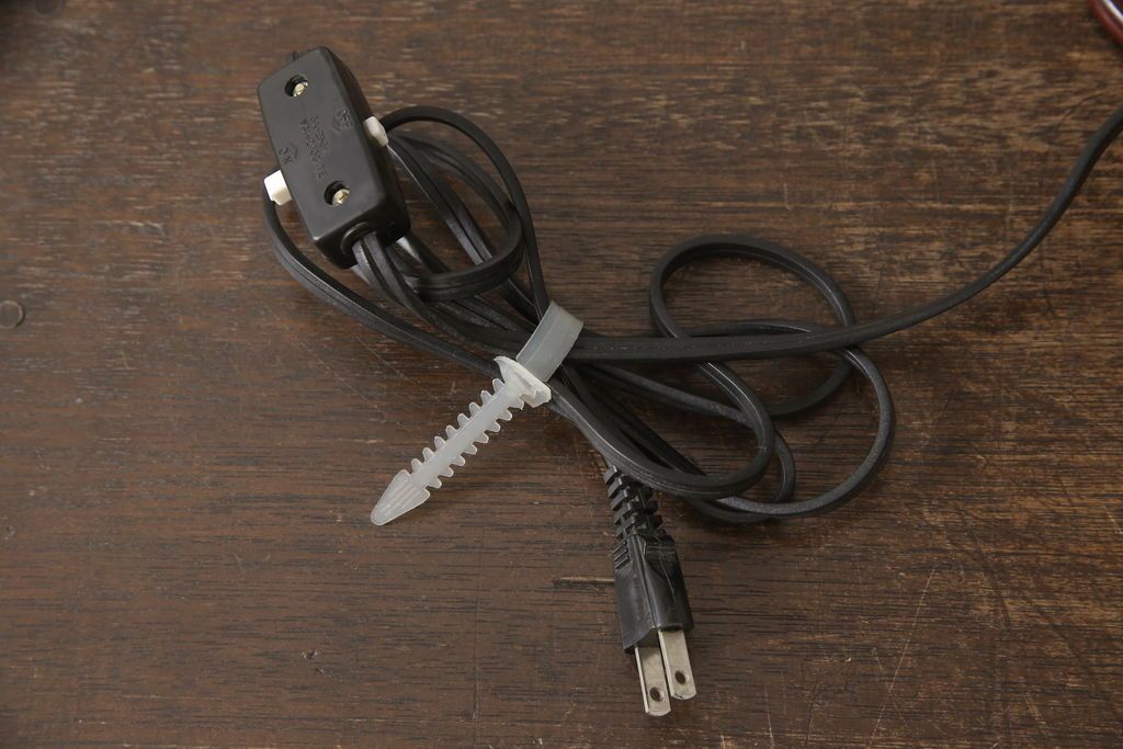 スタンドライトを綺麗に再生!木部分の修繕、和紙貼り直し。修繕箇所は本体と馴染ませ、本体は現状をベースにして着色。